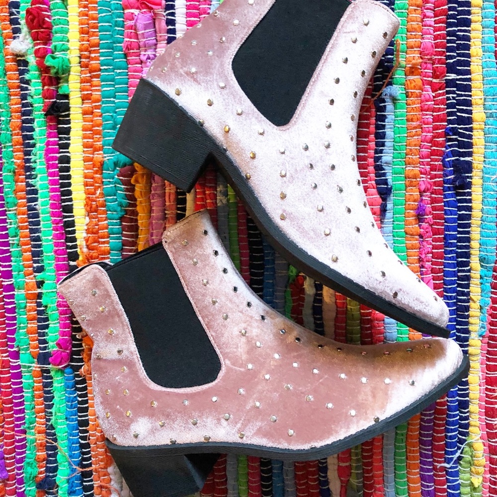 Misguided NWOT Blush Velvet Studded Heeled Booties